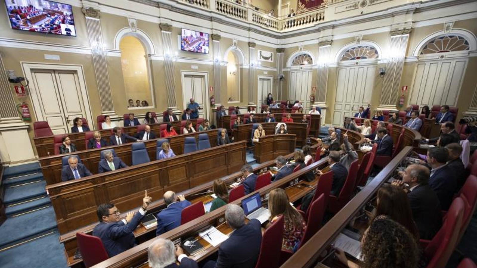 El Parlamento coincide en la precariedad de la juventud, pero no en las soluciones