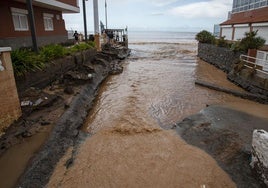 Riada en la entrada a la playa de Salinetas fruto del temporal.
