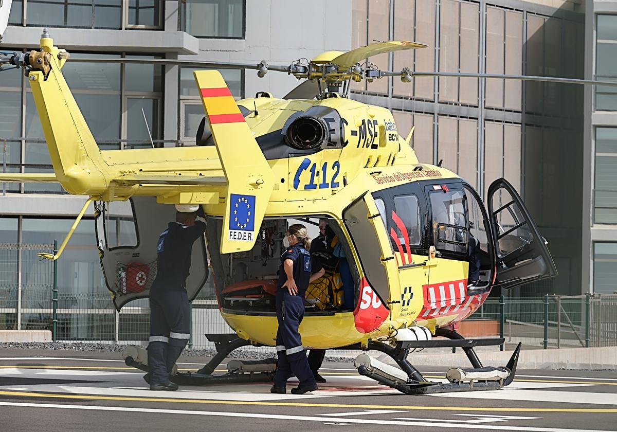 Un helicóptero medicalizado espera por un traslado en el Hospital General de Fuerteventura.