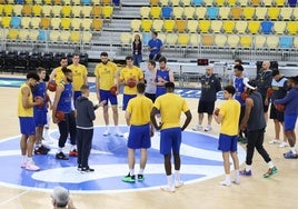 Lakovic charla con los jugadores durante el entrenamiento celebrado en el Gran Canaria Arena.