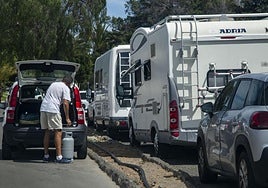 Vecinos de Campo Internacional se quejan de que los caravanistas pernoctan durante meses en sus calles.
