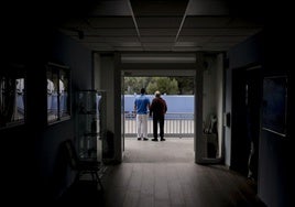 Un usuario se asoma a la puerta del centro que la Asociación Parkinson Gran Canaria tiene en Los Hoyos
