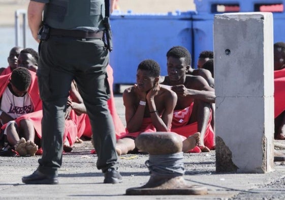Un cayuco con 41 personas de origen subshariano, entre ellas un menor y cinco mujeres, llegó este viernes al muelle de Los Cristianos, en el sur de Tenerife.