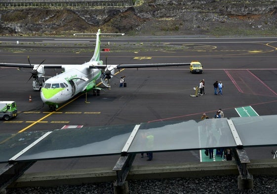 Un avión Binter en el aeropuerto de Santa Cruz de La Palma