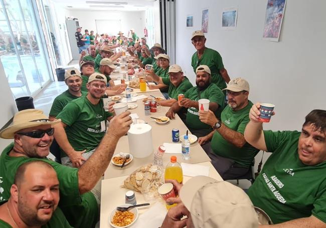 Comida final de confraternización entre los voluntarios que participan en el asadero.