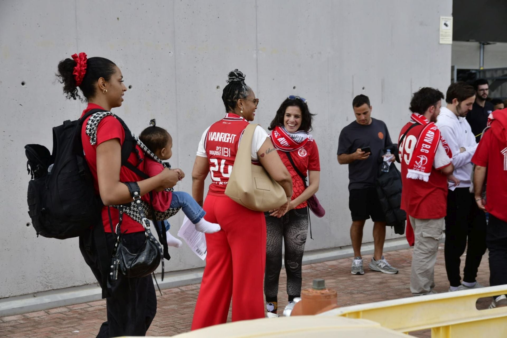 La manifestación pro Palestina a las puertas del Gran Canaria Arena, en imágenes