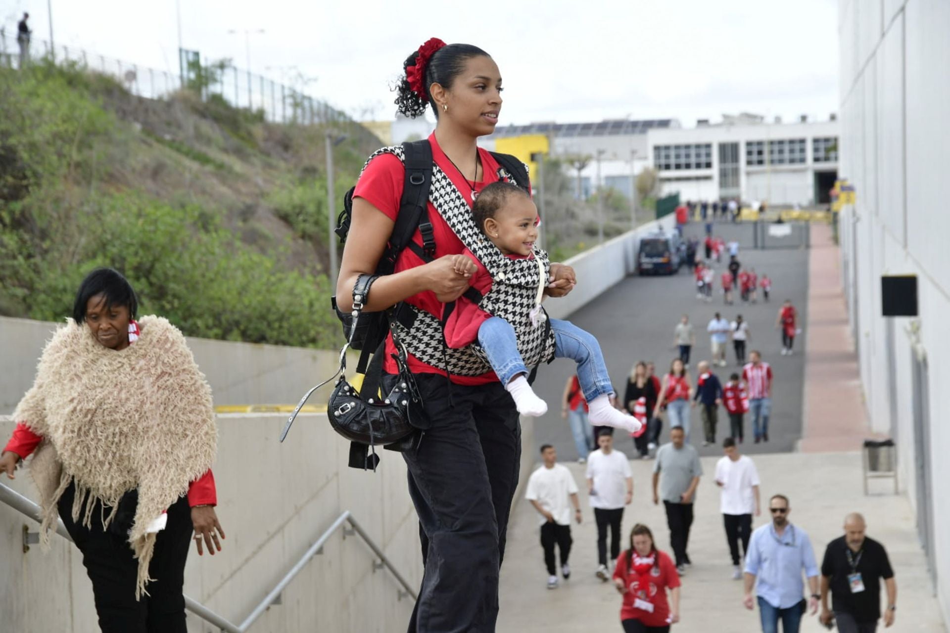 La manifestación pro Palestina a las puertas del Gran Canaria Arena, en imágenes