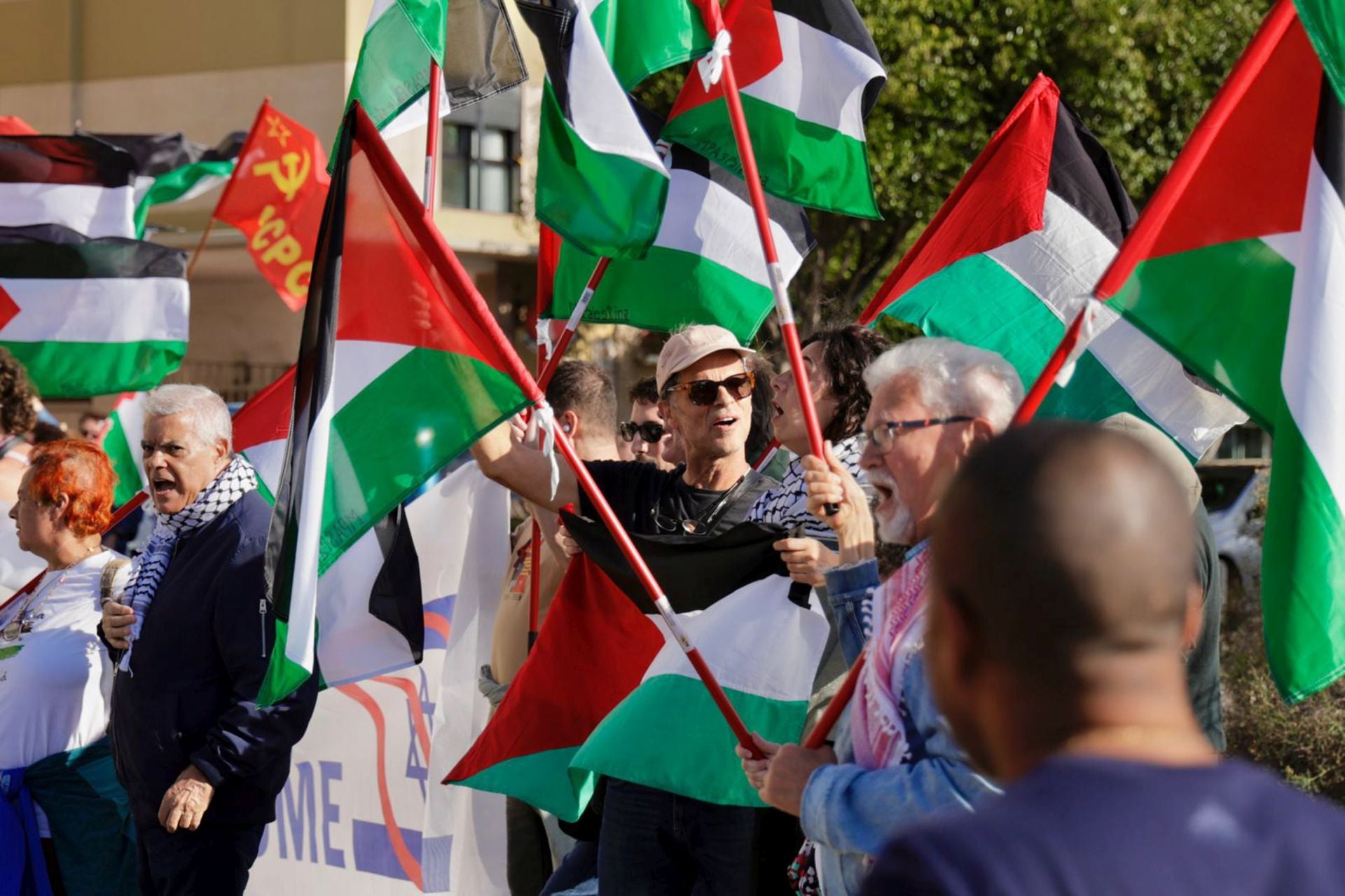La manifestación pro Palestina a las puertas del Gran Canaria Arena, en imágenes