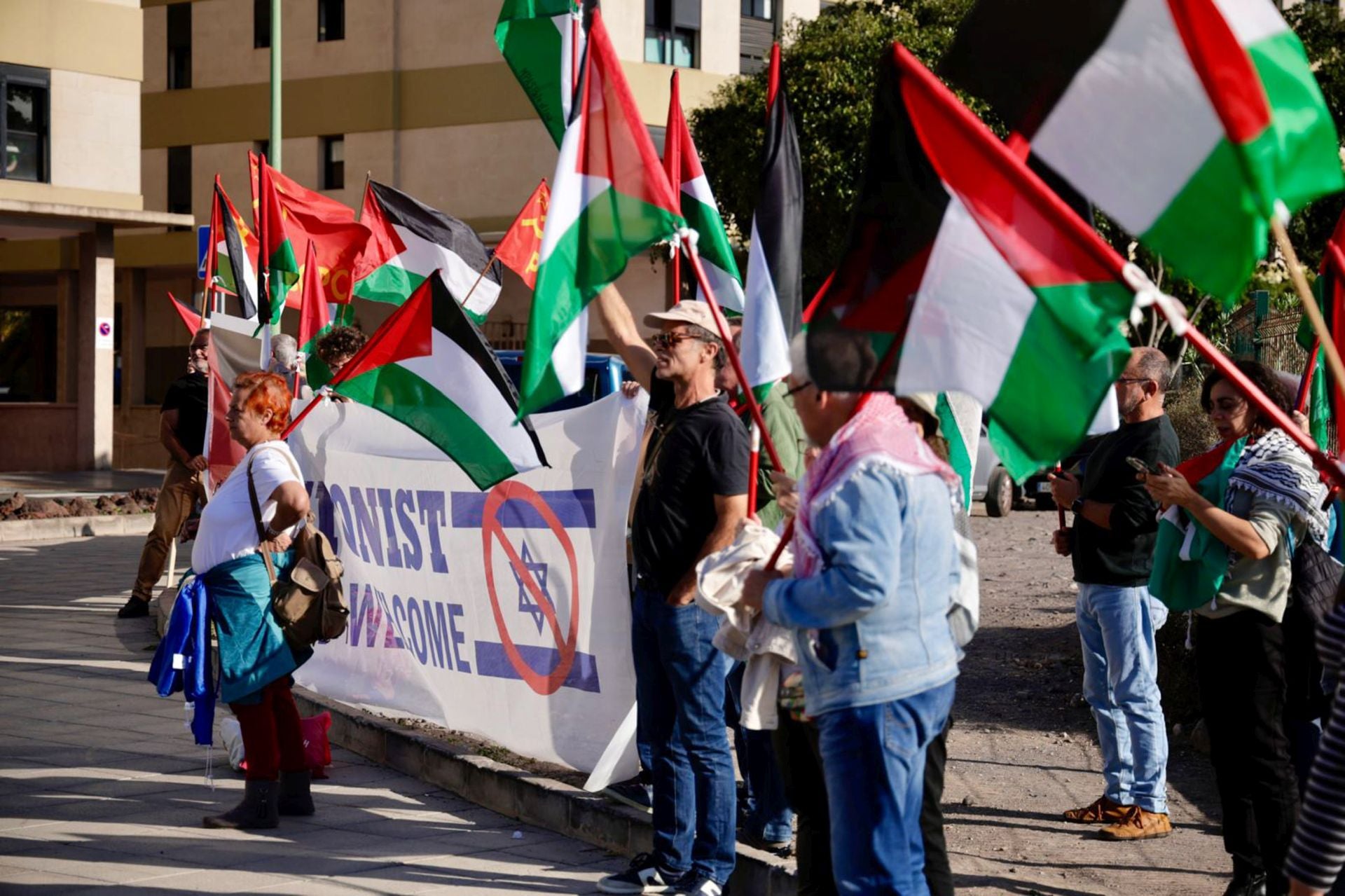 La manifestación pro Palestina a las puertas del Gran Canaria Arena, en imágenes