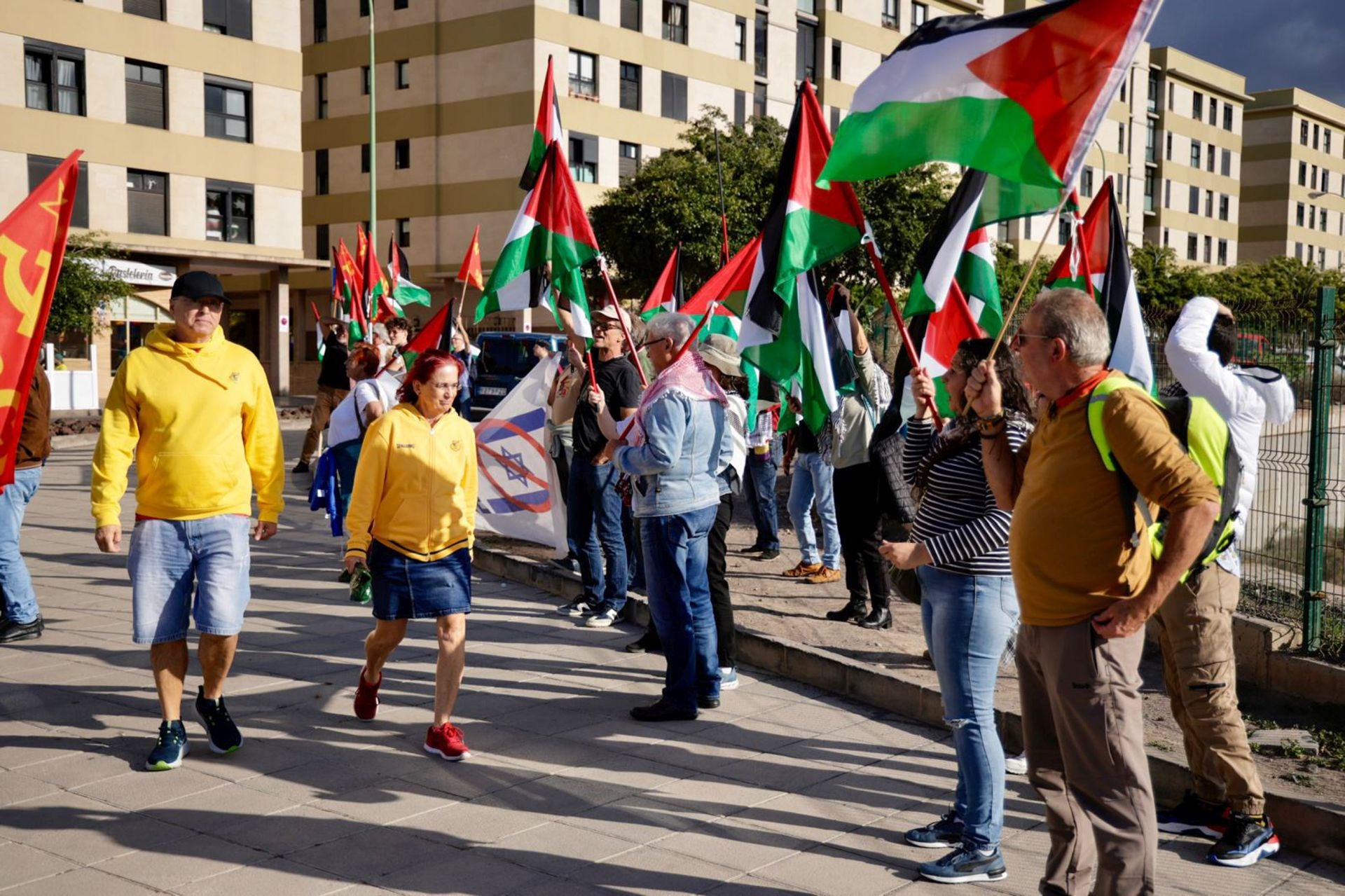 La manifestación pro Palestina a las puertas del Gran Canaria Arena, en imágenes