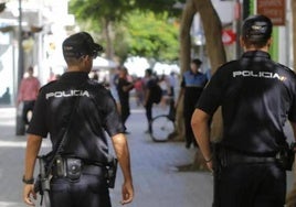 Imagen de archivo de dos agentes de la Policía Nacional.
