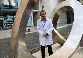 Miguel Ángel Ponce posa en la escultura que se encuentra en la entrada del Doctor Negrín.