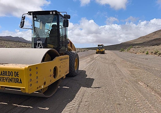 El tren de recebe repasa las pistas de tierra de acceso a Gran Valle, en el municipio de Antigua.