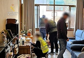 Un momento del registro en el narco piso.