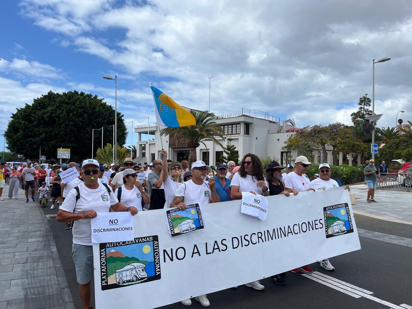 Los caravanistas protestan a pie