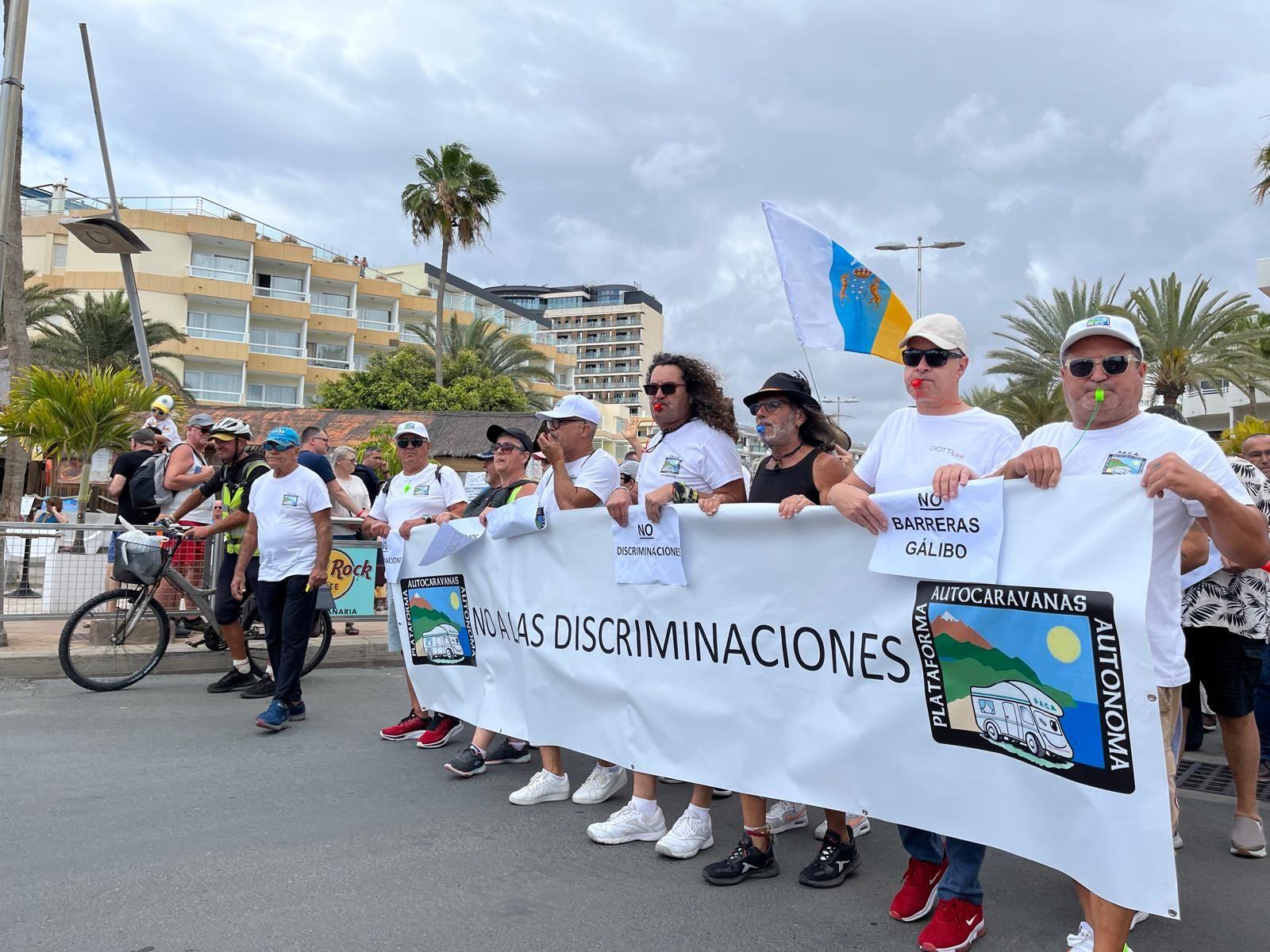 Los caravanistas protestan a pie