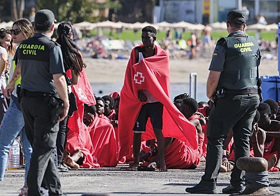 Imagen de la llegada este viernes de un cayuco al muelle de Los Cristianos, en el sur de Tenerife.