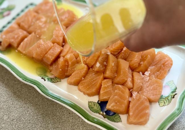 Vertemos sobre el salmón.