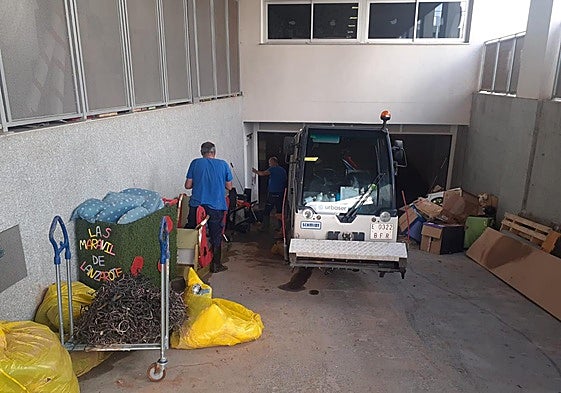 Labores de limpieza del colegio de La Destila, en Arrecife, este lunes, con personal municipal.
