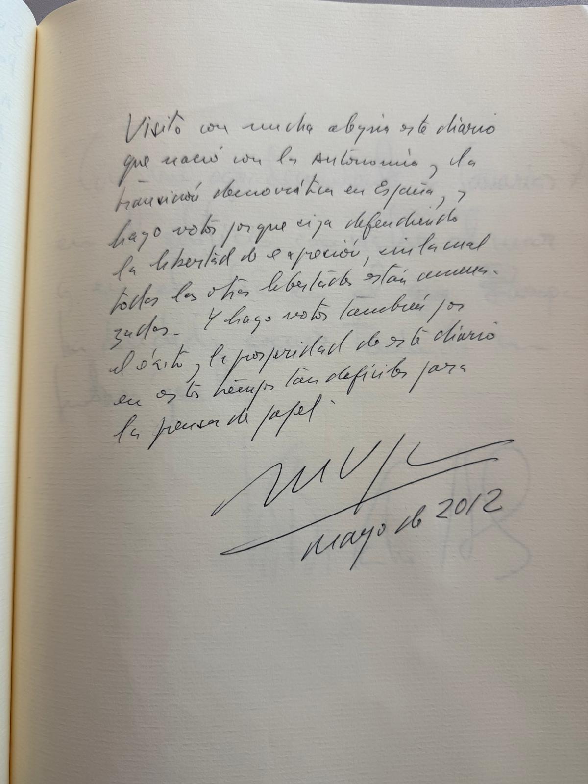 Imagen del escrito de Vargas Llosa en el libro de honor de este periódico.