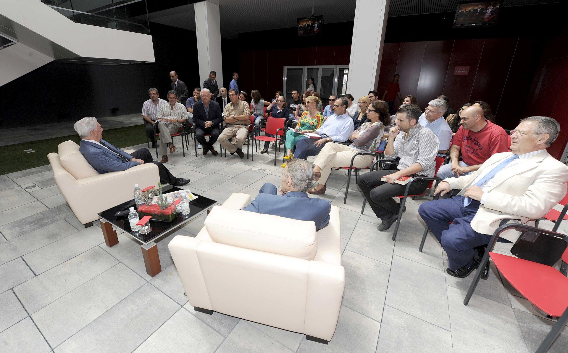 La visita de Vargas Llosa a CANARIAS7 en imágenes