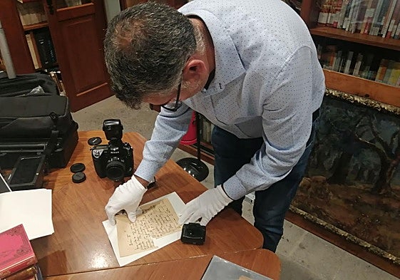 El especialista Rito Martín maneja una de las cuartillas manuscritas de Alonso Quesada.