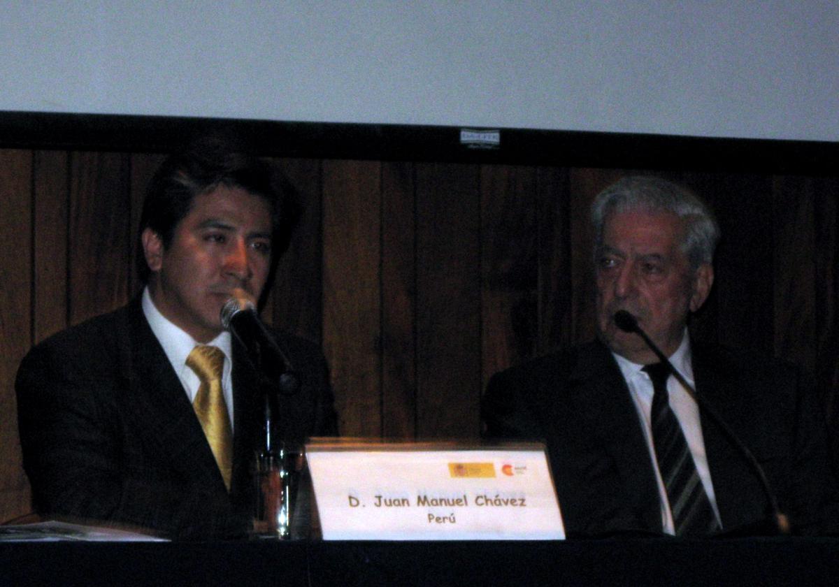 Mario Vargas Llosa, con Juan Manuel Chávez en una presentación.