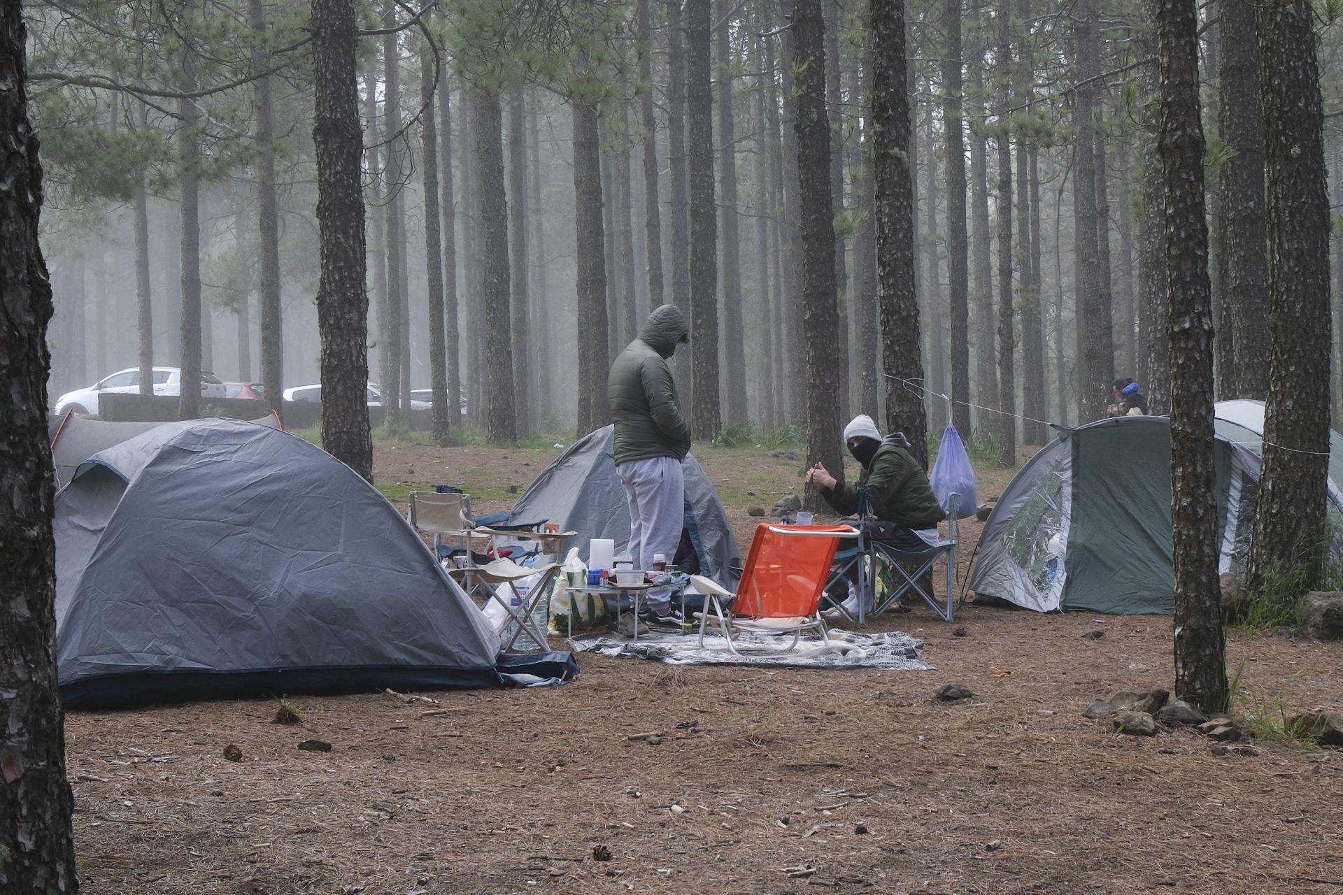 La Semana Santa se disfruta en la cumbre con abrigo y el calor familiar, en imágenes