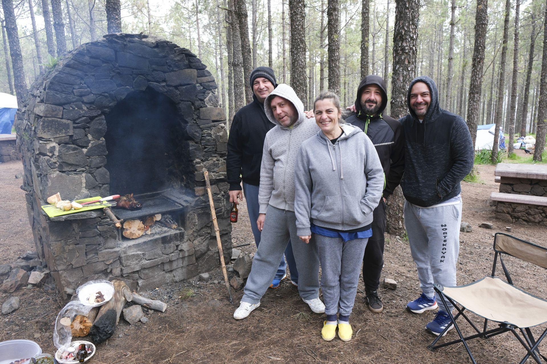 La Semana Santa se disfruta en la cumbre con abrigo y el calor familiar, en imágenes