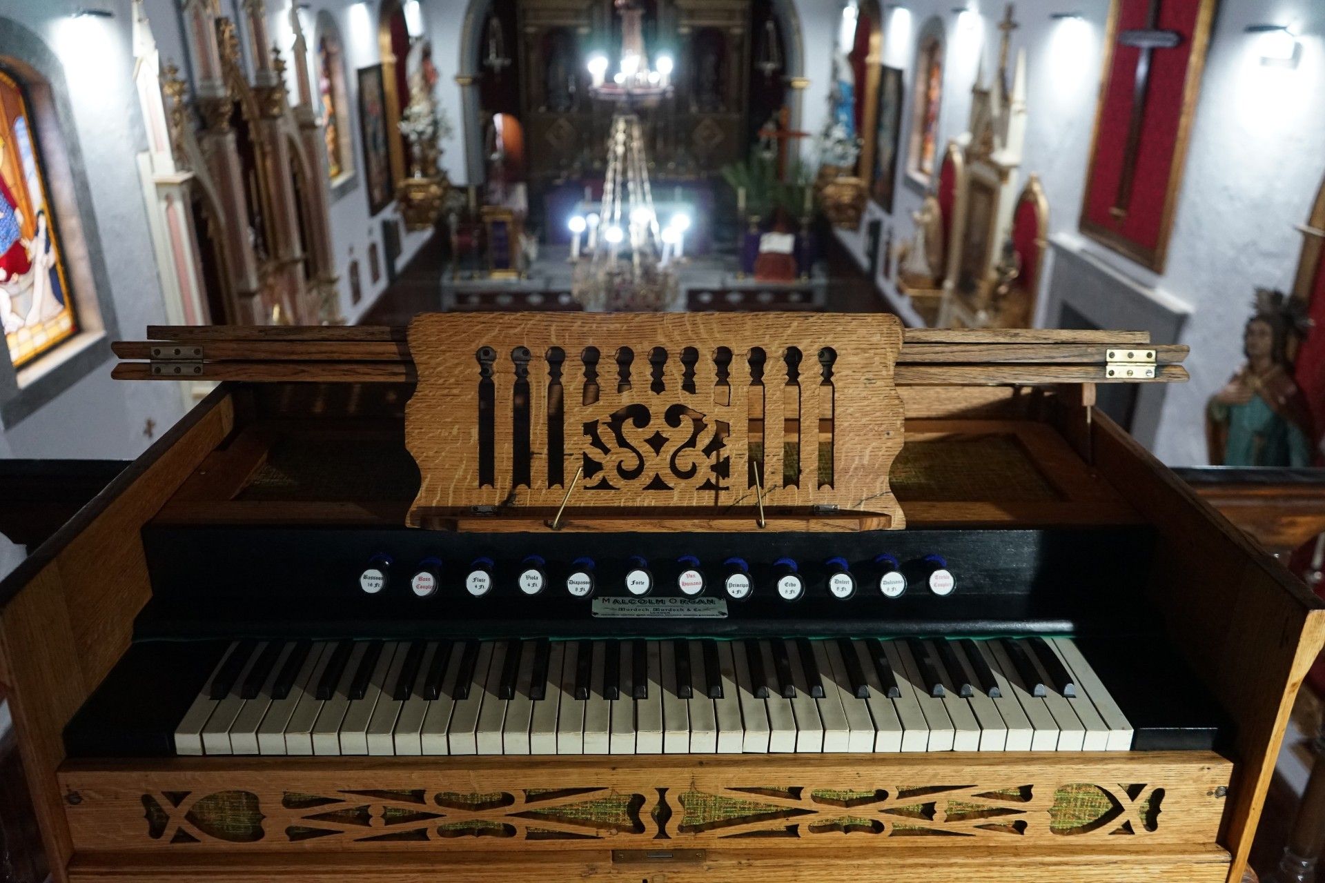 El armonio centenario de la iglesia de Juncalillo recupera su voz tras cinco décadas de silencio