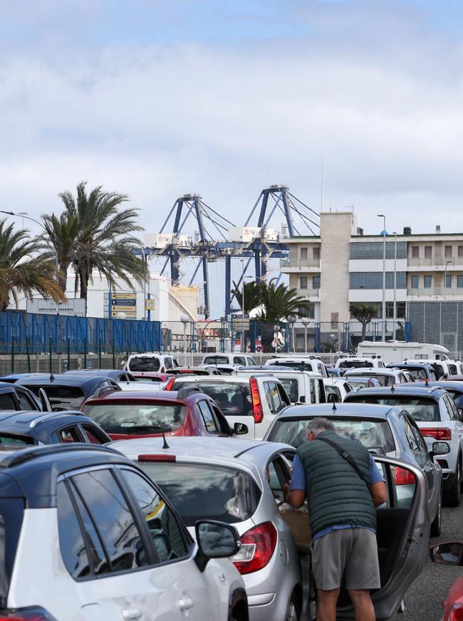 El barco sigue siendo una de las opciones favoritas de los viajeros porque pueden llevar su vehículo y tener libertad de movimiento en el destino.