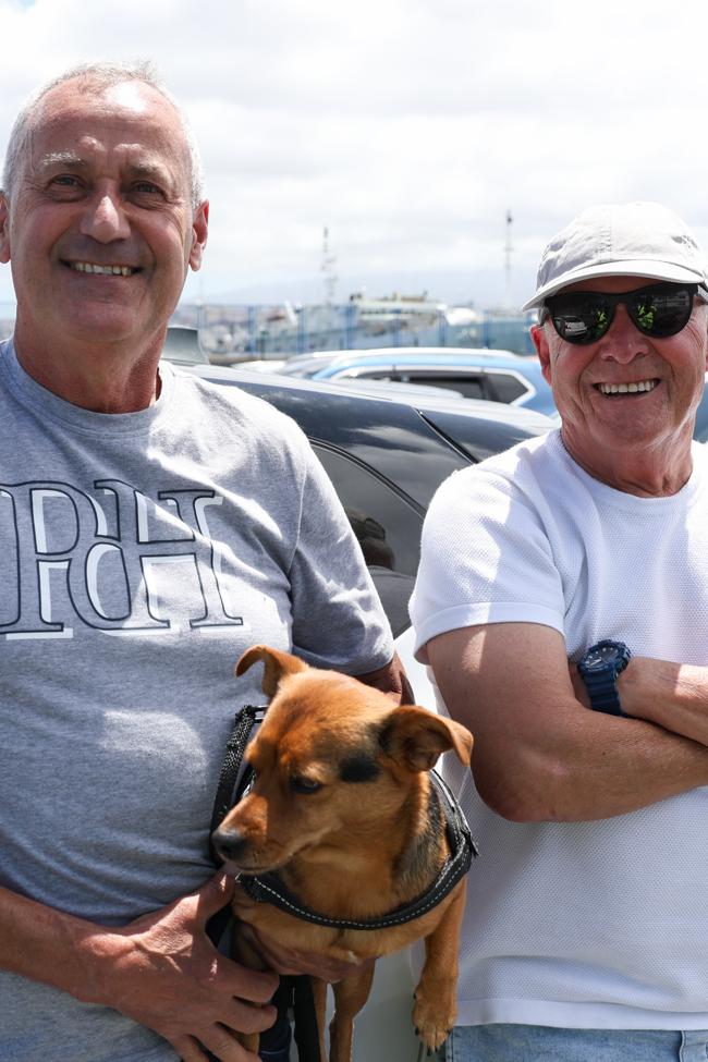 Una familia viaja con su perro destino Fuerteventura para disfrutar de unos días de descanso en Semana Santa.