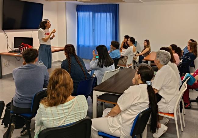 Gloria Ortiz, experta en accesos vasculares, imparte formación a los profesionales sanitarios del Hospital majorero.