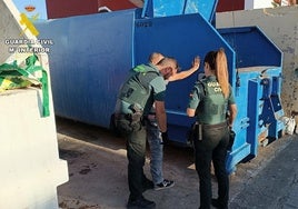 Imagen de los agentes con los detenidos.