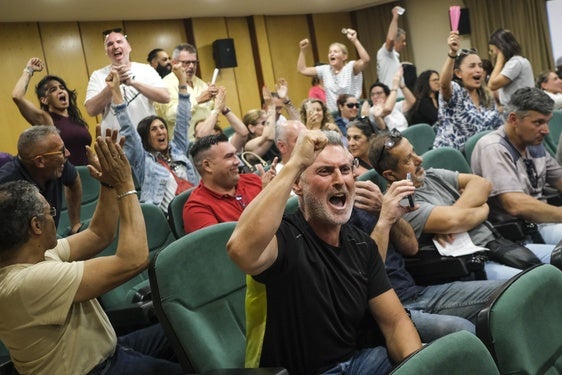 Los delegados de Sindicalistas de Base celebran que se mantenga la huelga.