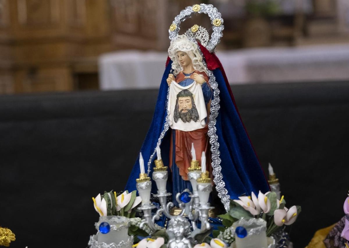 Imagen secundaria 1 - El autor dedica casi dos meses a realizar cada trono.