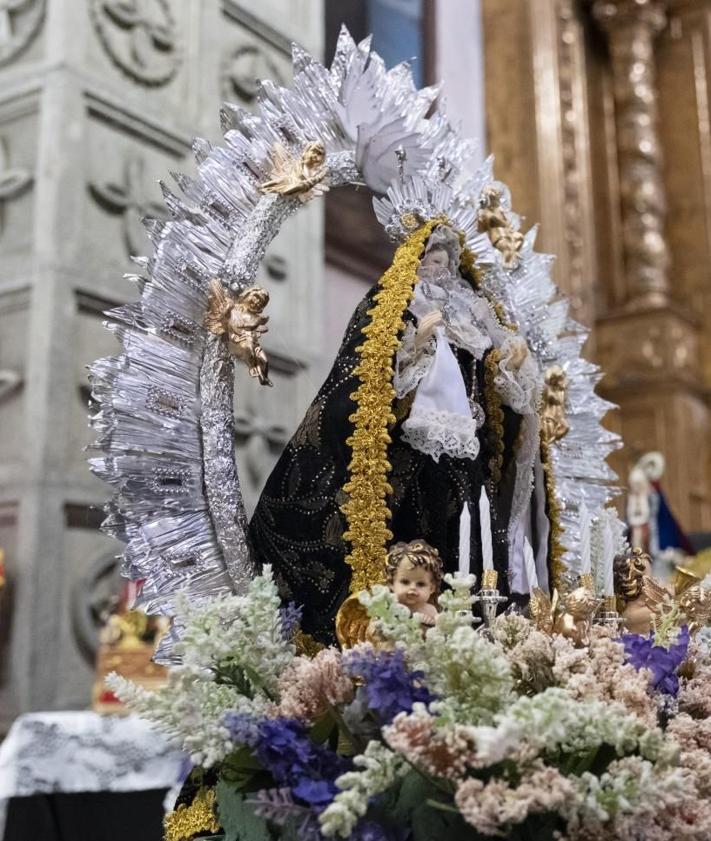 Imagen secundaria 2 - El autor dedica casi dos meses a realizar cada trono.