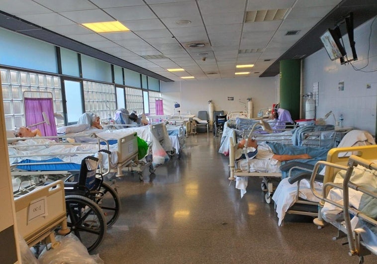 Imagen de archivo de abril de 2024 de una sala con pacientes con alta en Urgencias del hospital Doctor Negrín.