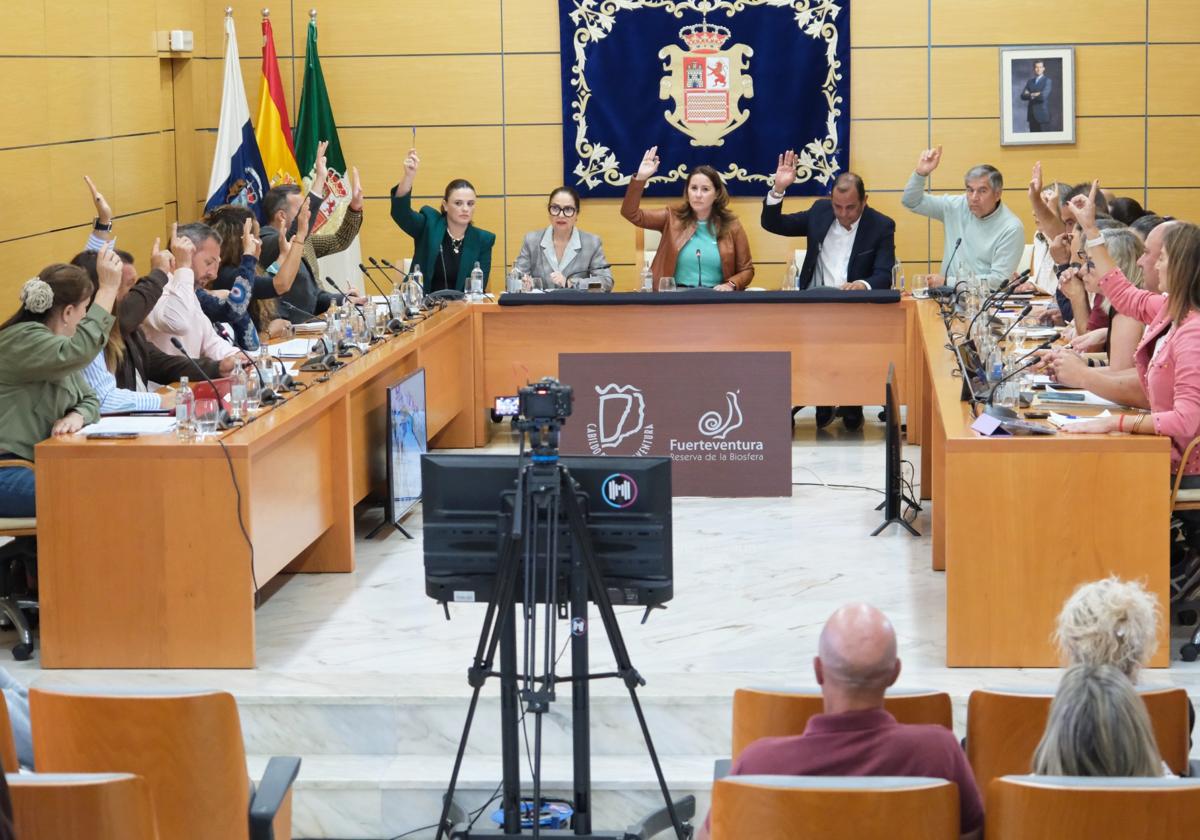 El PP y un consejero de AMF votaron en contra del Plan Económico Financiero en el pleno extraordinario insular de este miércoles, el resto de partidos votó a favor.