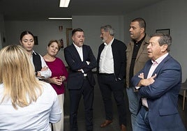 Teodoro Sosa (3i), del BNR, en una reunión en Agüimes con Roque Aguayro que también se ha desconectado de NC.