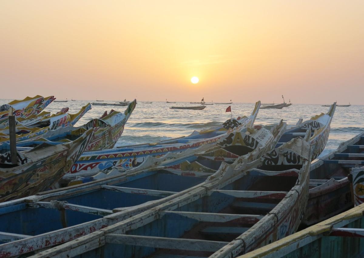 Imagen secundaria 1 - De cayucos y azulejos: las historias que no se cuentan en los pueblos pesqueros de Senegal