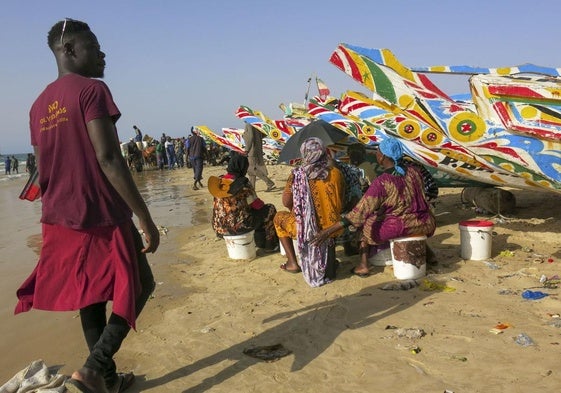 En la imagen, tomada el 8 de abril, cayucos al final de la jornada en la playa de Kayar, localidad situada a 60 kilómetros al norte de Dakar.
