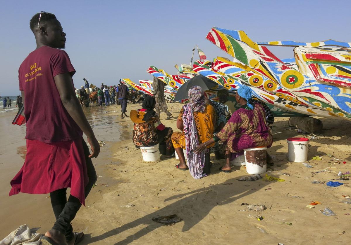 De cayucos y azulejos: las historias que no se cuentan en los pueblos pesqueros de Senegal