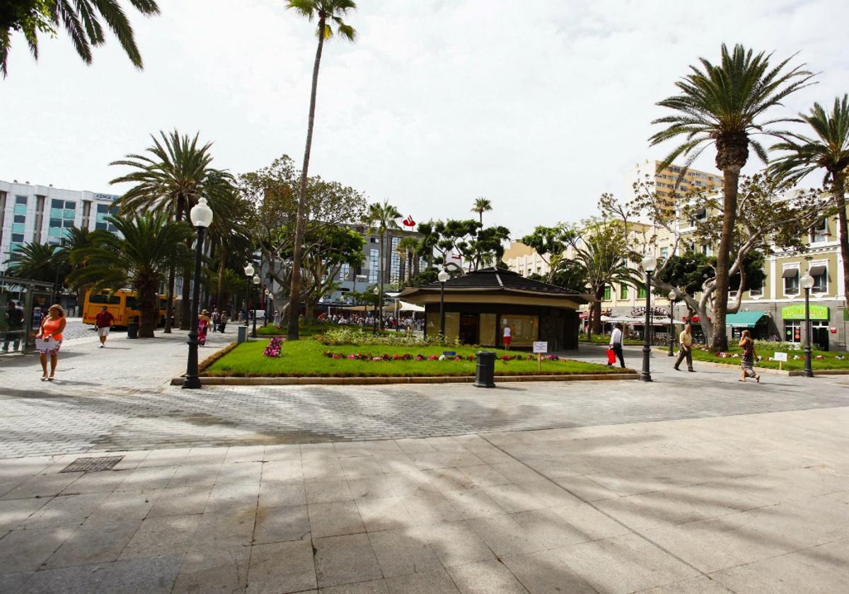 Escondió un cuchillo en un macetero de Santa Catalina al ver a la Policía