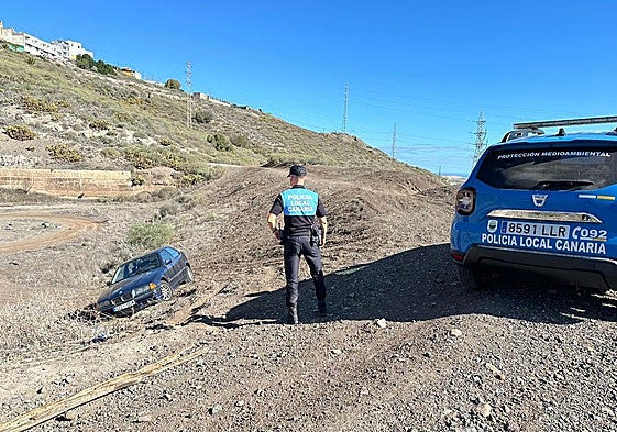 La Policía Local retira al día cuatro vehículos abandonados en la vía pública.