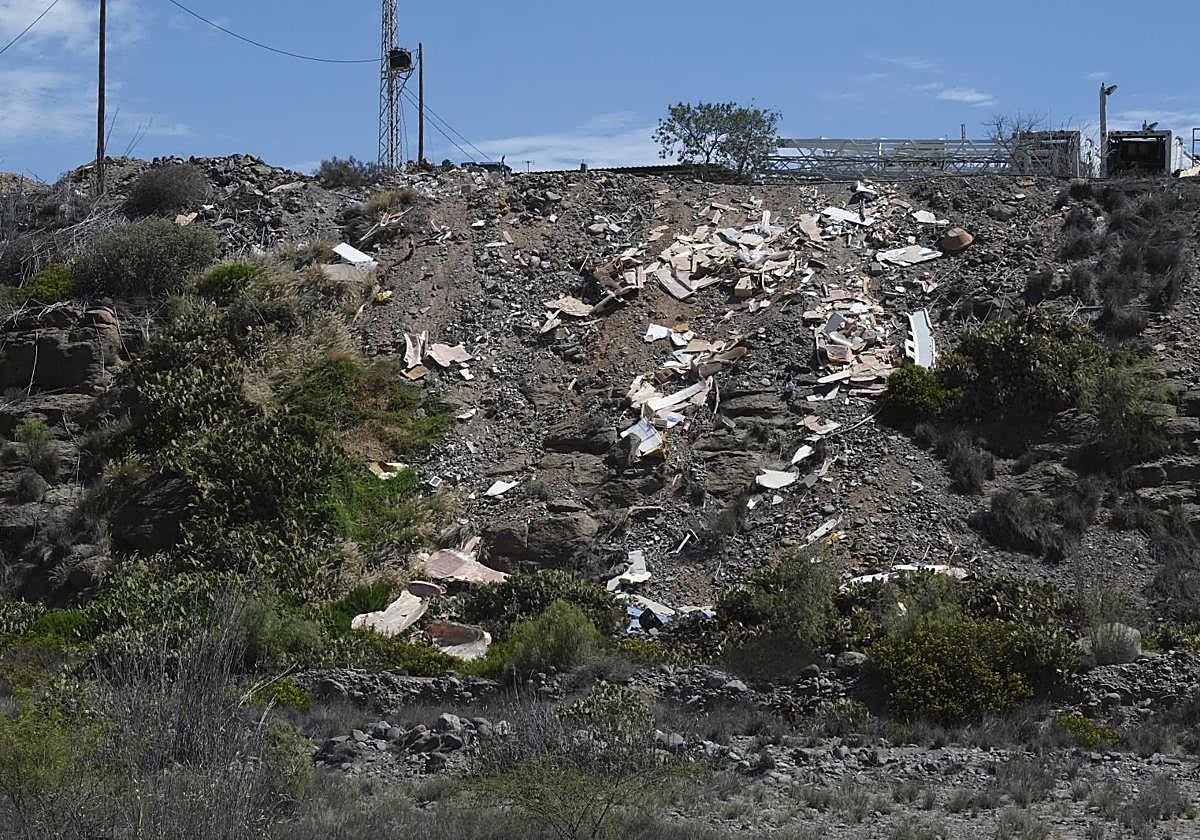 El mar escupió el velero a la orilla y Lomo Gordo se lo acabó tragando