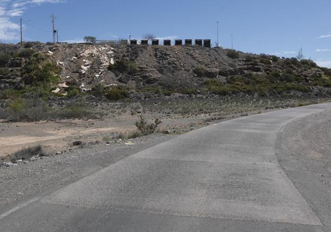 Vista de la lengua de basura, ladera abajo, desde la carretera que sirve de acceso a Lomo Gordo.