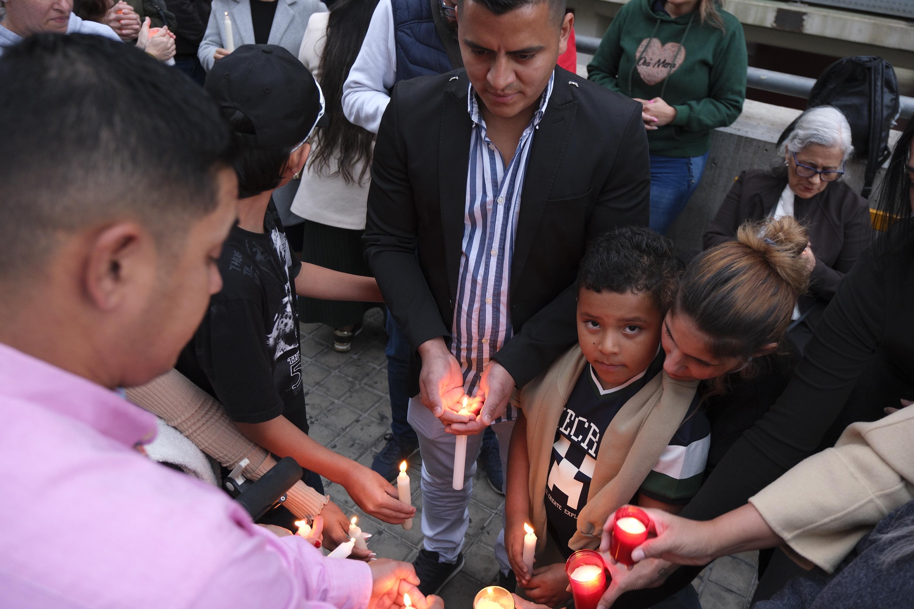 Concentración en el Materno Infantil en apoyo a la familia del niño que se precipitó de un octavo piso