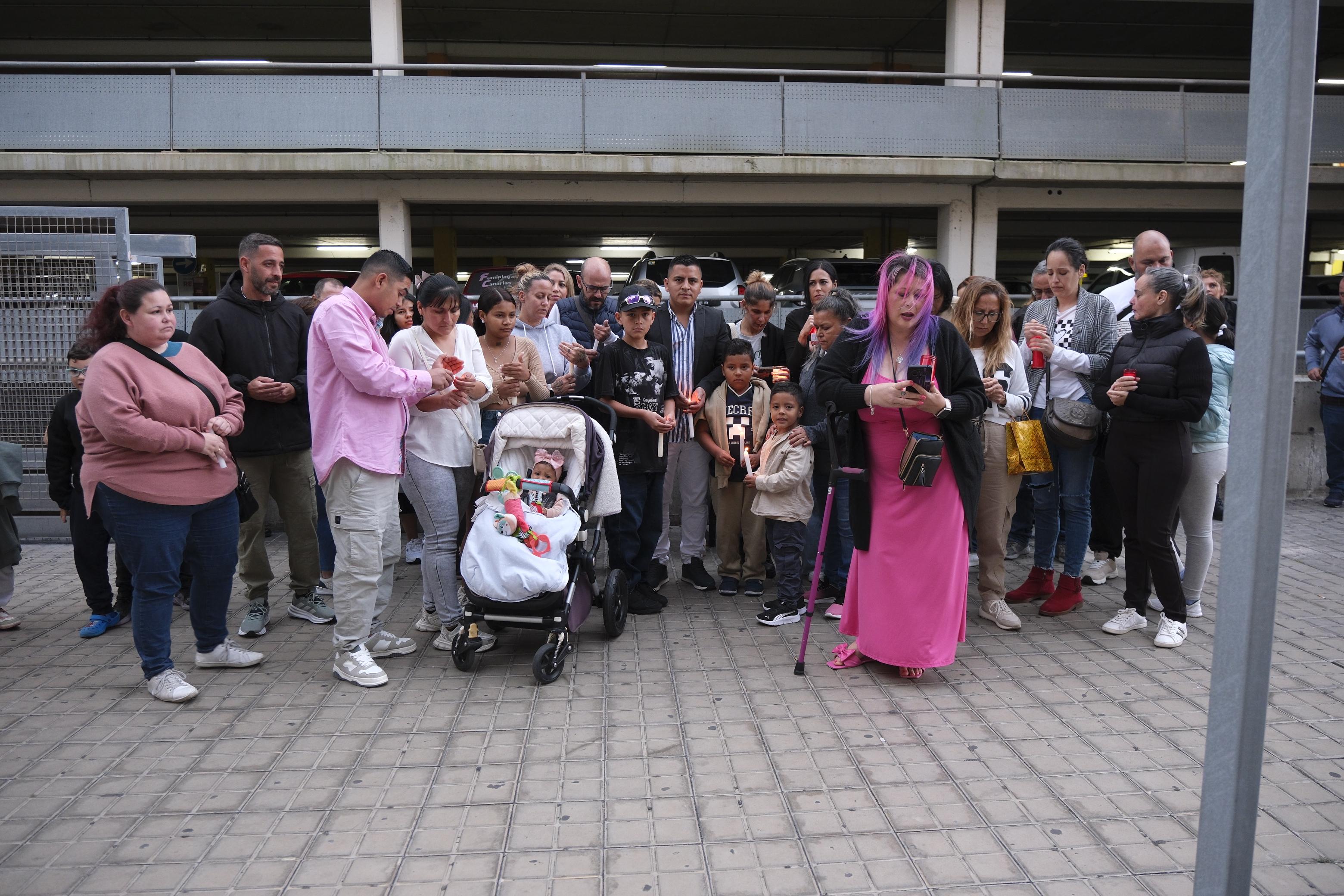 Concentración en el Materno Infantil en apoyo a la familia del niño que se precipitó de un octavo piso