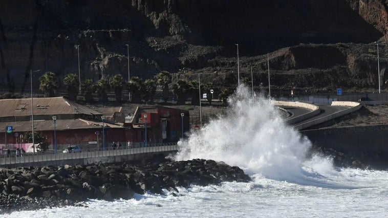 La situación de prealerta por fenómenos costeros en todo el archipiélago, a partir de las 16:00 horas de este sábado.